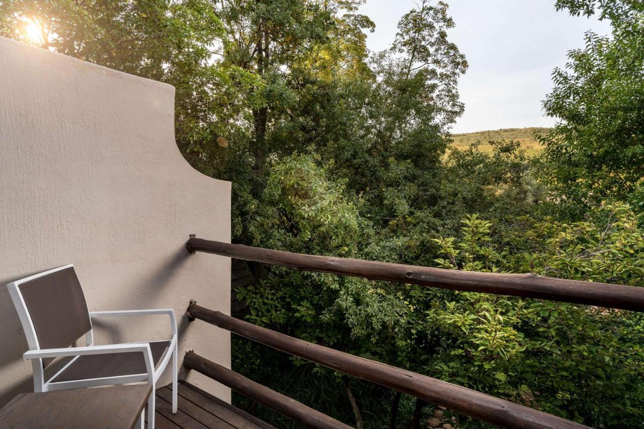 Mount Grace Hotel & Spa Magaliesburg Luaran gambar A balcony at the hotel