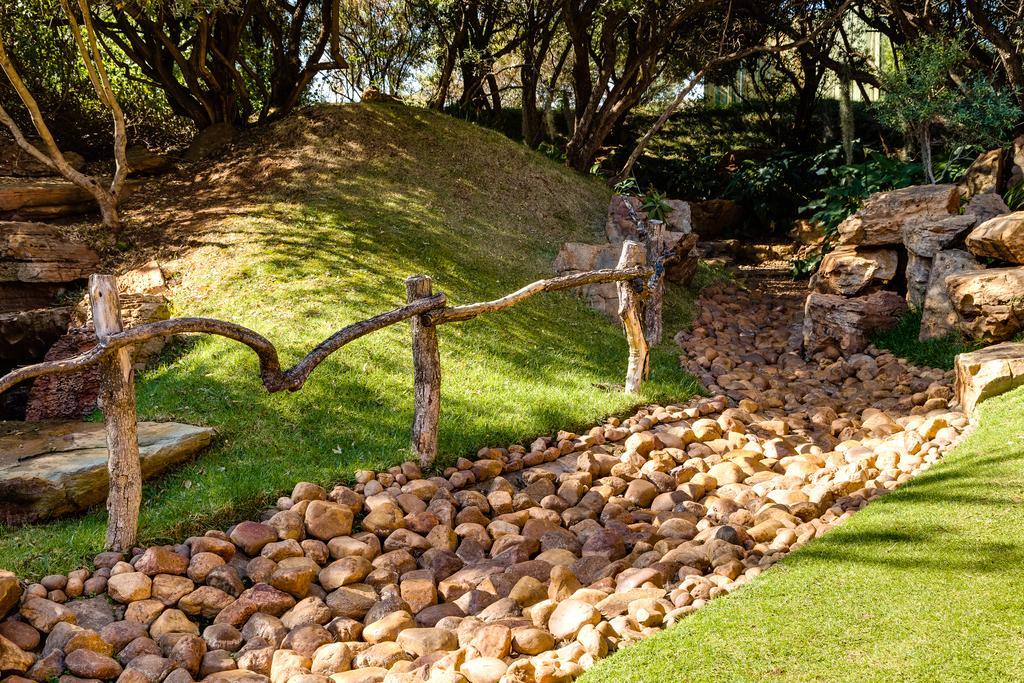 Mount Grace Hotel & Spa Magaliesburg Luaran gambar A rock border